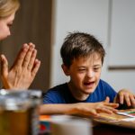 Cùng HTV7 sẻ chia, giúp đỡ các bé Rối loạn tự kỷ